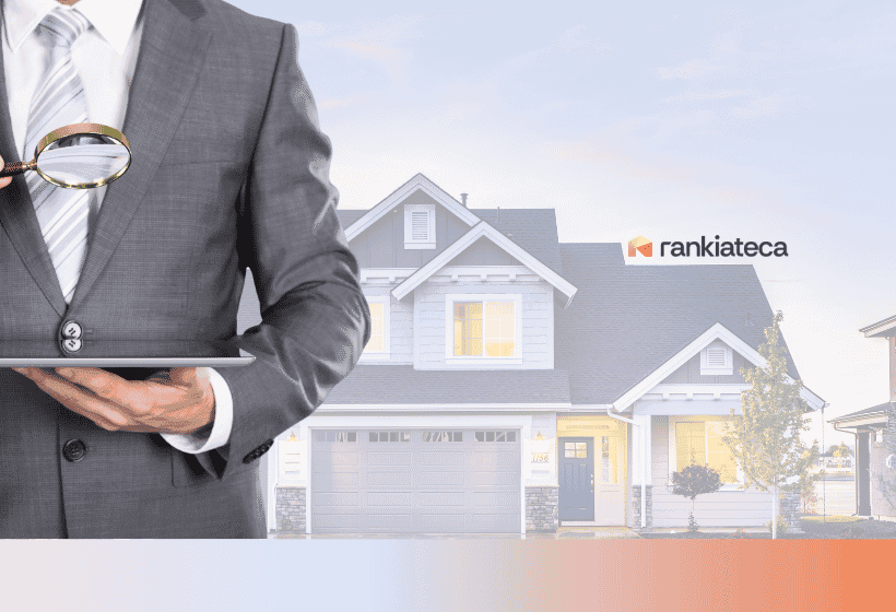 Persona con traje revisando una vivienda con lupa y tablet, en una imagen de Rankiateca sobre cómo tasar una vivienda para hipoteca.
